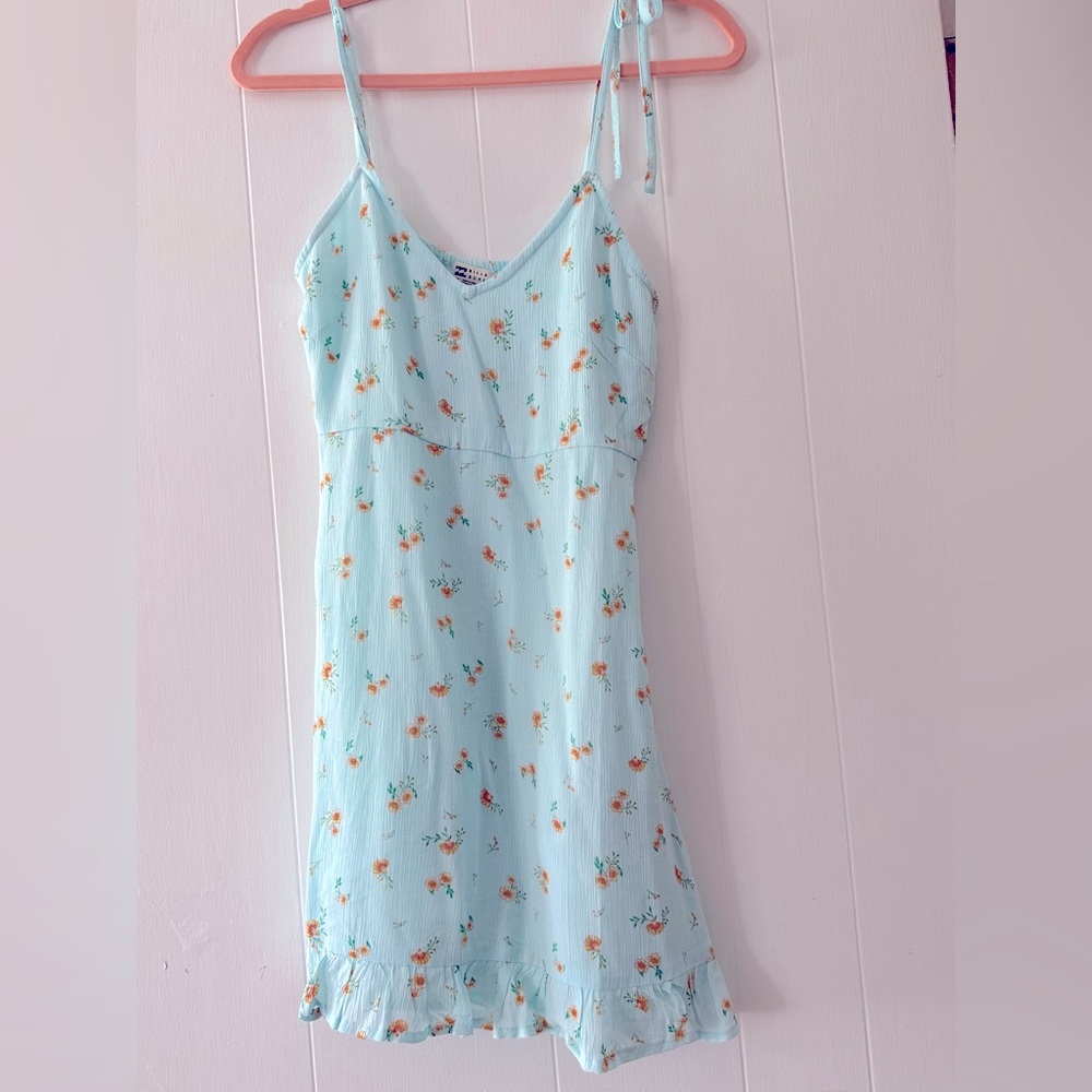 Billabong summer blue floral dress, size S. Never worn.